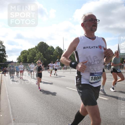 29.06.2025 - hella hamburg halbmarathon Jannik Wohlers http://msf.ph/oto/8145842 29.06.2025 09:58:35 Lombardsbrücke 1410, 1485, 1715, 1719, 1972, 2741, 2911, 3037, 3334, 5391, 6294, 6399, 6629, 7232, 7369, 7732, 8068, 8322, 8639, 8721, 8772, 8798, 9655, 9727, 9770, 9884, 10488, 11542, 11589, 11604, 11612, 11976, 12135, 12495, 12527, 13397, 13654, 13997, 14363, 14702, 15407, 15446, 15497, 15516, 16292, 16467, 17383, 17491, 17828, 18000, 18133, 18181, 18308, 18340, 18746, 18835, 19047, 19152 meine-sportfotos.de