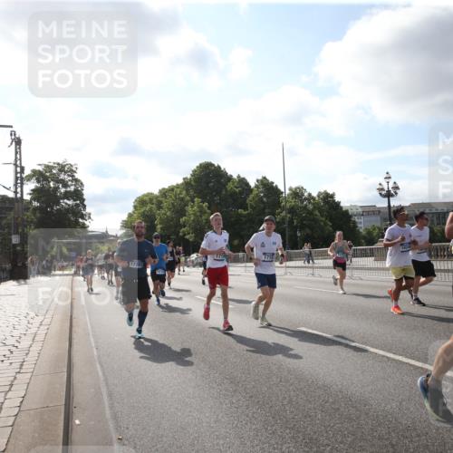 29.06.2025 - hella hamburg halbmarathon Jannik Wohlers http://msf.ph/oto/8145863 29.06.2025 09:58:37 Lombardsbrücke 1410, 1485, 1715, 1719, 1972, 2741, 2911, 3037, 3334, 3715, 5391, 6294, 6399, 6629, 7033, 7232, 7732, 7864, 8068, 8721, 8772, 8798, 9655, 9727, 9770, 9884, 10488, 11041, 11542, 11588, 11589, 11604, 11612, 11976, 12135, 12495, 12527, 13654, 13869, 13997, 15407, 15446, 15497, 15516, 16292, 16467, 17383, 17828, 18000, 18133, 18181, 18308, 18340, 18746, 18835, 19047, 19152 meine-sportfotos.de