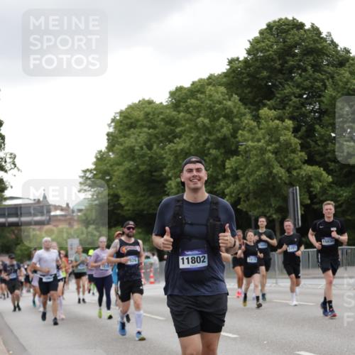 29.06.2025 - hella hamburg halbmarathon Jannik Wohlers http://msf.ph/oto/8145865 29.06.2025 10:47:20 Lombardsbrücke 1045, 1246, 1618, 1639, 1926, 2491, 2545, 2704, 2790, 2882, 3049, 4037, 4423, 5621, 5622, 5886, 7427, 7970, 8077, 8310, 8550, 9687, 9696, 9697, 10658, 10991, 11351, 11730, 11802, 11909, 11923, 12412, 12431, 12432, 12582, 13399, 14197, 14222, 14800, 15030, 15543, 15688, 16018, 16305, 16356, 16686, 17216, 18474, 18623, 19062 meine-sportfotos.de