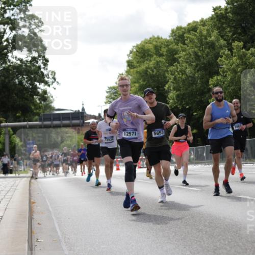 29.06.2025 - hella hamburg halbmarathon Jannik Wohlers http://msf.ph/oto/8145867 29.06.2025 10:10:36 Lombardsbrücke 1166, 1781, 2868, 4287, 5653, 7271, 7370, 8561, 9169, 9829, 12426, 12556, 12571, 12790, 12836, 13594, 14022, 14270, 15009, 15214, 17500 meine-sportfotos.de