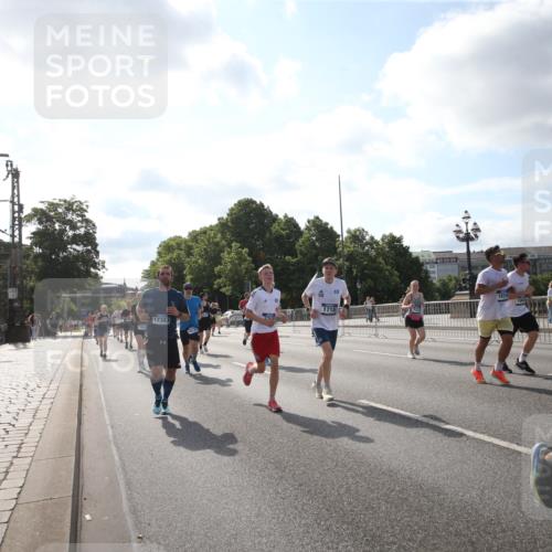 29.06.2025 - hella hamburg halbmarathon Jannik Wohlers http://msf.ph/oto/8145869 29.06.2025 09:58:37 Lombardsbrücke 1410, 1485, 1715, 1719, 1972, 2741, 2911, 3037, 3334, 3715, 5391, 6294, 6399, 6629, 7033, 7232, 7732, 7864, 8068, 8721, 8772, 8798, 9655, 9727, 9770, 9884, 10488, 11041, 11542, 11588, 11589, 11604, 11612, 11976, 12135, 12495, 12527, 13654, 13869, 13997, 15407, 15446, 15497, 15516, 16292, 16467, 17383, 17828, 18000, 18133, 18181, 18308, 18340, 18746, 18835, 19047, 19152 meine-sportfotos.de