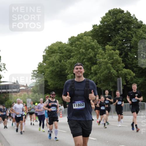 29.06.2025 - hella hamburg halbmarathon Jannik Wohlers http://msf.ph/oto/8145871 29.06.2025 10:47:20 Lombardsbrücke 1045, 1246, 1618, 1639, 1926, 2491, 2545, 2704, 2790, 2882, 3049, 4037, 4423, 5621, 5622, 5886, 7427, 7970, 8077, 8310, 8550, 9687, 9696, 9697, 10658, 10991, 11351, 11730, 11802, 11909, 11923, 12412, 12431, 12432, 12582, 13399, 14197, 14222, 14800, 15030, 15543, 15688, 16018, 16305, 16356, 16686, 17216, 18474, 18623, 19062 meine-sportfotos.de