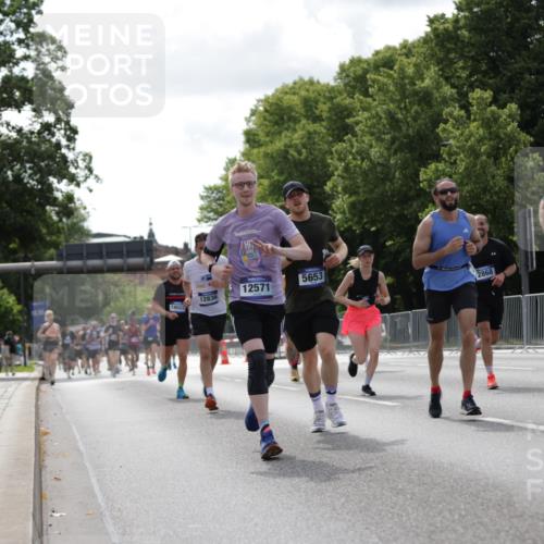 29.06.2025 - hella hamburg halbmarathon Jannik Wohlers http://msf.ph/oto/8145872 29.06.2025 10:10:36 Lombardsbrücke 1166, 1781, 2868, 4287, 5653, 7271, 7370, 8561, 9169, 9829, 12426, 12556, 12571, 12790, 12836, 13594, 14022, 14270, 15009, 15214, 17500 meine-sportfotos.de