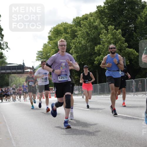 29.06.2025 - hella hamburg halbmarathon Jannik Wohlers http://msf.ph/oto/8145876 29.06.2025 10:10:36 Lombardsbrücke 1166, 1781, 2868, 4287, 5653, 7271, 7370, 8561, 9169, 9829, 12426, 12556, 12571, 12790, 12836, 13594, 14022, 14270, 15009, 15214, 17500 meine-sportfotos.de