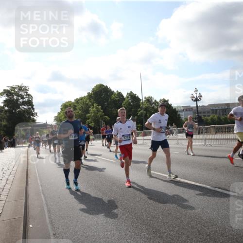 29.06.2025 - hella hamburg halbmarathon Jannik Wohlers http://msf.ph/oto/8145885 29.06.2025 09:58:38 Lombardsbrücke 1410, 1485, 1506, 1715, 1719, 1972, 2741, 2911, 3037, 3334, 3715, 5391, 5420, 6390, 6399, 6629, 7033, 7232, 7732, 7864, 8068, 8721, 8772, 8798, 9655, 9727, 9770, 9884, 10488, 11041, 11542, 11588, 11589, 11604, 11612, 12135, 12495, 12527, 13654, 13869, 13997, 15407, 15446, 15497, 15516, 16292, 16467, 17383, 17828, 18000, 18133, 18181, 18308, 18340, 18746, 18835, 19047, 19152 meine-sportfotos.de