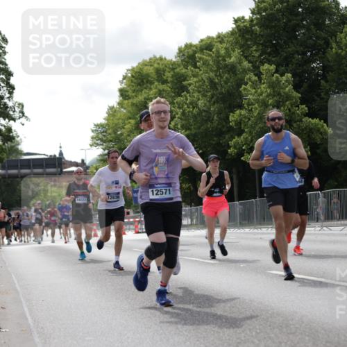 29.06.2025 - hella hamburg halbmarathon Jannik Wohlers http://msf.ph/oto/8145888 29.06.2025 10:10:36 Lombardsbrücke 1166, 1781, 2868, 4287, 5653, 7271, 7370, 8561, 9169, 9829, 12426, 12556, 12571, 12790, 12836, 13594, 14022, 14270, 15009, 15214, 17500 meine-sportfotos.de