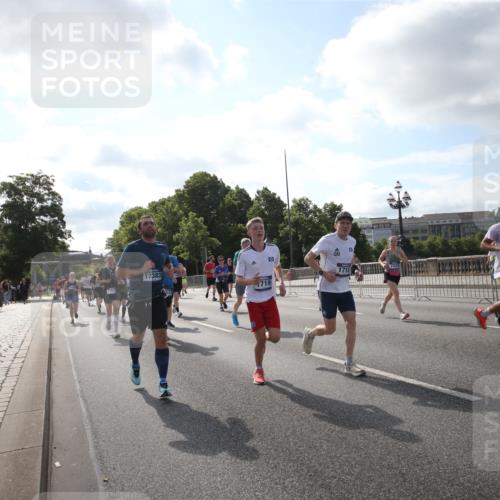 29.06.2025 - hella hamburg halbmarathon Jannik Wohlers http://msf.ph/oto/8145891 29.06.2025 09:58:38 Lombardsbrücke 1410, 1485, 1506, 1715, 1719, 1972, 2741, 2911, 3037, 3334, 3715, 5391, 5420, 6390, 6399, 6629, 7033, 7232, 7732, 7864, 8068, 8721, 8772, 8798, 9655, 9727, 9770, 9884, 10488, 11041, 11542, 11588, 11589, 11604, 11612, 12135, 12495, 12527, 13654, 13869, 13997, 15407, 15446, 15497, 15516, 16292, 16467, 17383, 17828, 18000, 18133, 18181, 18308, 18340, 18746, 18835, 19047, 19152 meine-sportfotos.de