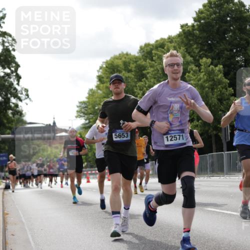 29.06.2025 - hella hamburg halbmarathon Jannik Wohlers http://msf.ph/oto/8145892 29.06.2025 10:10:37 Lombardsbrücke 1166, 1781, 2868, 4287, 5653, 7271, 7370, 8561, 12426, 12556, 12571, 12790, 12836, 14022, 14270, 15009, 15214, 17500 meine-sportfotos.de