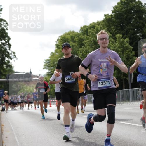29.06.2025 - hella hamburg halbmarathon Jannik Wohlers http://msf.ph/oto/8145897 29.06.2025 10:10:37 Lombardsbrücke 1166, 1781, 2868, 4287, 5653, 7271, 7370, 8561, 12426, 12556, 12571, 12790, 12836, 14022, 14270, 15009, 15214, 17500 meine-sportfotos.de