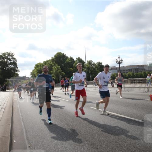 29.06.2025 - hella hamburg halbmarathon Jannik Wohlers http://msf.ph/oto/8145898 29.06.2025 09:58:38 Lombardsbrücke 1410, 1485, 1506, 1715, 1719, 1972, 2741, 2911, 3037, 3334, 3715, 5391, 5420, 6390, 6399, 6629, 7033, 7232, 7732, 7864, 8068, 8721, 8772, 8798, 9655, 9727, 9770, 9884, 10488, 11041, 11542, 11588, 11589, 11604, 11612, 12135, 12495, 12527, 13654, 13869, 13997, 15407, 15446, 15497, 15516, 16292, 16467, 17383, 17828, 18000, 18133, 18181, 18308, 18340, 18746, 18835, 19047, 19152 meine-sportfotos.de
