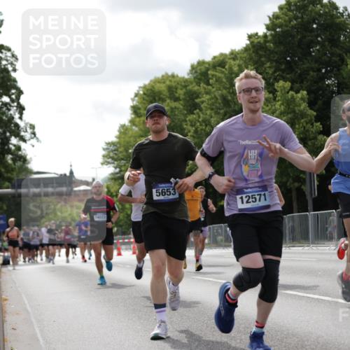 29.06.2025 - hella hamburg halbmarathon Jannik Wohlers http://msf.ph/oto/8145902 29.06.2025 10:10:37 Lombardsbrücke 1166, 1781, 2868, 4287, 5653, 7271, 7370, 8561, 12426, 12556, 12571, 12790, 12836, 14022, 14270, 15009, 15214, 17500 meine-sportfotos.de