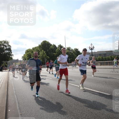 29.06.2025 - hella hamburg halbmarathon Jannik Wohlers http://msf.ph/oto/8145903 29.06.2025 09:58:38 Lombardsbrücke 1410, 1485, 1506, 1715, 1719, 1972, 2741, 2911, 3037, 3334, 3715, 5391, 5420, 6390, 6399, 6629, 7033, 7232, 7732, 7864, 8068, 8721, 8772, 8798, 9655, 9727, 9770, 9884, 10488, 11041, 11542, 11588, 11589, 11604, 11612, 12135, 12495, 12527, 13654, 13869, 13997, 15407, 15446, 15497, 15516, 16292, 16467, 17383, 17828, 18000, 18133, 18181, 18308, 18340, 18746, 18835, 19047, 19152 meine-sportfotos.de