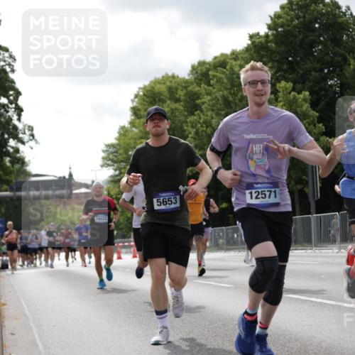 29.06.2025 - hella hamburg halbmarathon Jannik Wohlers http://msf.ph/oto/8145907 29.06.2025 10:10:37 Lombardsbrücke 1166, 1781, 2868, 4287, 5653, 7271, 7370, 8561, 12426, 12556, 12571, 12790, 12836, 14022, 14270, 15009, 15214, 17500 meine-sportfotos.de