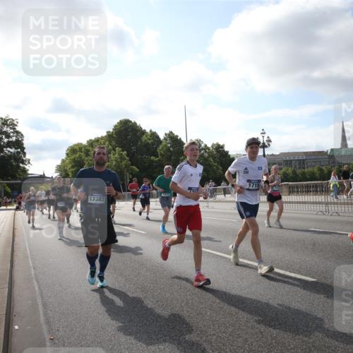 29.06.2025 - hella hamburg halbmarathon Jannik Wohlers http://msf.ph/oto/8145910 29.06.2025 09:58:38 Lombardsbrücke 1410, 1485, 1506, 1715, 1719, 1972, 2741, 2911, 3037, 3334, 3715, 5391, 5420, 6390, 6399, 6629, 7033, 7232, 7732, 7864, 8068, 8721, 8772, 8798, 9655, 9727, 9770, 9884, 10488, 11041, 11542, 11588, 11589, 11604, 11612, 12135, 12495, 12527, 13654, 13869, 13997, 15407, 15446, 15497, 15516, 16292, 16467, 17383, 17828, 18000, 18133, 18181, 18308, 18340, 18746, 18835, 19047, 19152 meine-sportfotos.de
