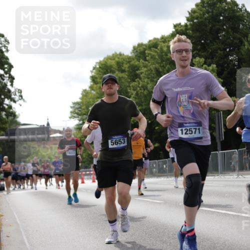 29.06.2025 - hella hamburg halbmarathon Jannik Wohlers http://msf.ph/oto/8145912 29.06.2025 10:10:37 Lombardsbrücke 1166, 1781, 2868, 4287, 5653, 7271, 7370, 8561, 12426, 12556, 12571, 12790, 12836, 14022, 14270, 15009, 15214, 17500 meine-sportfotos.de