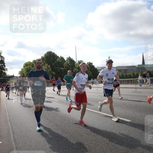 29.06.2025 - hella hamburg halbmarathon Jannik Wohlers http://msf.ph/oto/8145915 29.06.2025 09:58:38 Lombardsbrücke 1410, 1485, 1506, 1715, 1719, 1972, 2741, 2911, 3037, 3334, 3715, 5391, 5420, 6390, 6399, 6629, 7033, 7232, 7732, 7864, 8068, 8721, 8772, 8798, 9655, 9727, 9770, 9884, 10488, 11041, 11542, 11588, 11589, 11604, 11612, 12135, 12495, 12527, 13654, 13869, 13997, 15407, 15446, 15497, 15516, 16292, 16467, 17383, 17828, 18000, 18133, 18181, 18308, 18340, 18746, 18835, 19047, 19152 meine-sportfotos.de