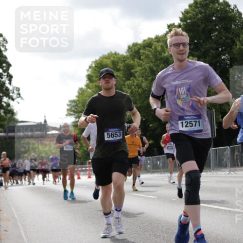 29.06.2025 - hella hamburg halbmarathon Jannik Wohlers http://msf.ph/oto/8145918 29.06.2025 10:10:37 Lombardsbrücke 1166, 1781, 2868, 4287, 5653, 7271, 7370, 8561, 12426, 12556, 12571, 12790, 12836, 14022, 14270, 15009, 15214, 17500 meine-sportfotos.de
