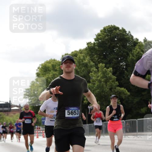 29.06.2025 - hella hamburg halbmarathon Jannik Wohlers http://msf.ph/oto/8145923 29.06.2025 10:10:38 Lombardsbrücke 1166, 1781, 2868, 4287, 5653, 7271, 7370, 8561, 12426, 12556, 12571, 12790, 12836, 14022, 14270, 15009, 15214, 17142, 17500 meine-sportfotos.de