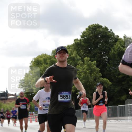 29.06.2025 - hella hamburg halbmarathon Jannik Wohlers http://msf.ph/oto/8145926 29.06.2025 10:10:38 Lombardsbrücke 1166, 1781, 2868, 4287, 5653, 7271, 7370, 8561, 12426, 12556, 12571, 12790, 12836, 14022, 14270, 15009, 15214, 17142, 17500 meine-sportfotos.de