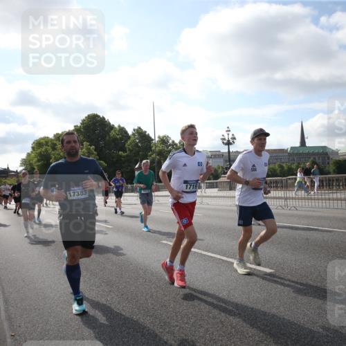 29.06.2025 - hella hamburg halbmarathon Jannik Wohlers http://msf.ph/oto/8145929 29.06.2025 09:58:38 Lombardsbrücke 1410, 1485, 1506, 1715, 1719, 1972, 2741, 2911, 3037, 3334, 3715, 5391, 5420, 6390, 6399, 6629, 7033, 7232, 7732, 7864, 8068, 8721, 8772, 8798, 9655, 9727, 9770, 9884, 10488, 11041, 11542, 11588, 11589, 11604, 11612, 12135, 12495, 12527, 13654, 13869, 13997, 15407, 15446, 15497, 15516, 16292, 16467, 17383, 17828, 18000, 18133, 18181, 18308, 18340, 18746, 18835, 19047, 19152 meine-sportfotos.de