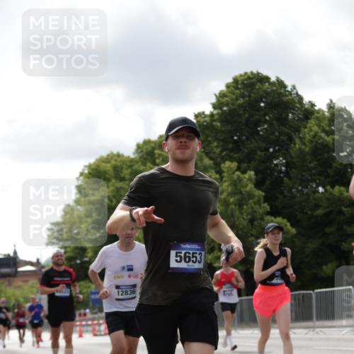 29.06.2025 - hella hamburg halbmarathon Jannik Wohlers http://msf.ph/oto/8145931 29.06.2025 10:10:38 Lombardsbrücke 1166, 1781, 2868, 4287, 5653, 7271, 7370, 8561, 12426, 12556, 12571, 12790, 12836, 14022, 14270, 15009, 15214, 17142, 17500 meine-sportfotos.de