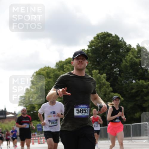 29.06.2025 - hella hamburg halbmarathon Jannik Wohlers http://msf.ph/oto/8145934 29.06.2025 10:10:38 Lombardsbrücke 1166, 1781, 2868, 4287, 5653, 7271, 7370, 8561, 12426, 12556, 12571, 12790, 12836, 14022, 14270, 15009, 15214, 17142, 17500 meine-sportfotos.de
