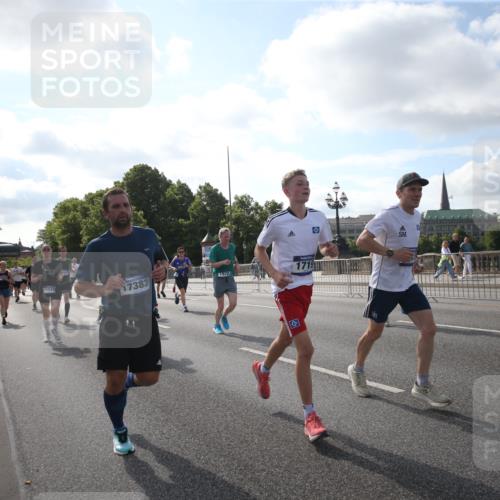 29.06.2025 - hella hamburg halbmarathon Jannik Wohlers http://msf.ph/oto/8145938 29.06.2025 09:58:38 Lombardsbrücke 1410, 1485, 1506, 1715, 1719, 1972, 2741, 2911, 3037, 3334, 3715, 5391, 5420, 6390, 6399, 6629, 7033, 7232, 7732, 7864, 8068, 8721, 8772, 8798, 9655, 9727, 9770, 9884, 10488, 11041, 11542, 11588, 11589, 11604, 11612, 12135, 12495, 12527, 13654, 13869, 13997, 15407, 15446, 15497, 15516, 16292, 16467, 17383, 17828, 18000, 18133, 18181, 18308, 18340, 18746, 18835, 19047, 19152 meine-sportfotos.de