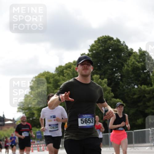 29.06.2025 - hella hamburg halbmarathon Jannik Wohlers http://msf.ph/oto/8145939 29.06.2025 10:10:38 Lombardsbrücke 1166, 1781, 2868, 4287, 5653, 7271, 7370, 8561, 12426, 12556, 12571, 12790, 12836, 14022, 14270, 15009, 15214, 17142, 17500 meine-sportfotos.de