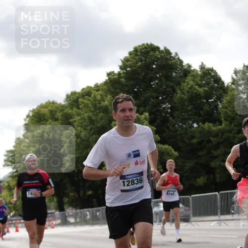 29.06.2025 - hella hamburg halbmarathon Jannik Wohlers http://msf.ph/oto/8145976 29.06.2025 10:10:39 Lombardsbrücke 1166, 1781, 2868, 4287, 5254, 5653, 7271, 7370, 8561, 10196, 12426, 12556, 12571, 12790, 12836, 14022, 14270, 15009, 17142, 17500 meine-sportfotos.de