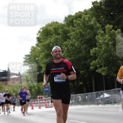 29.06.2025 - hella hamburg halbmarathon Jannik Wohlers http://msf.ph/oto/8145983 29.06.2025 10:10:39 Lombardsbrücke 1166, 1781, 2868, 4287, 5254, 5653, 7271, 7370, 8561, 10196, 12426, 12556, 12571, 12790, 12836, 14022, 14270, 15009, 17142, 17500 meine-sportfotos.de