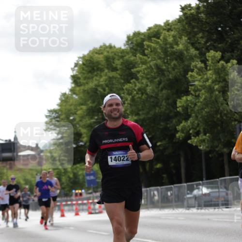 29.06.2025 - hella hamburg halbmarathon Jannik Wohlers http://msf.ph/oto/8145989 29.06.2025 10:10:40 Lombardsbrücke 1166, 1781, 2868, 4287, 5254, 5653, 7271, 7370, 8561, 10196, 12426, 12556, 12571, 12790, 12836, 14022, 14270, 15009, 15252, 17142, 17500, 19241 meine-sportfotos.de