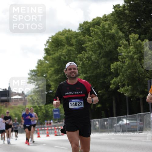 29.06.2025 - hella hamburg halbmarathon Jannik Wohlers http://msf.ph/oto/8145994 29.06.2025 10:10:40 Lombardsbrücke 1166, 1781, 2868, 4287, 5254, 5653, 7271, 7370, 8561, 10196, 12426, 12556, 12571, 12790, 12836, 14022, 14270, 15009, 15252, 17142, 17500, 19241 meine-sportfotos.de