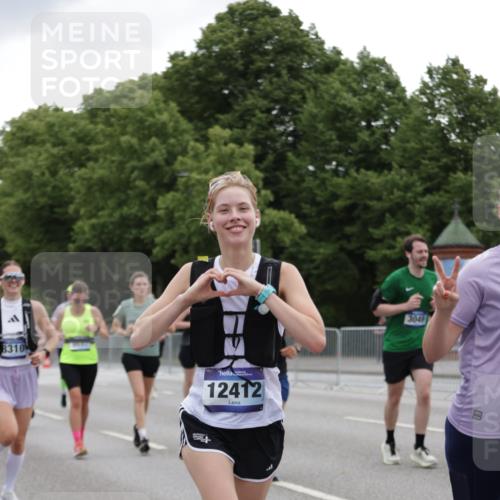 29.06.2025 - hella hamburg halbmarathon Jannik Wohlers http://msf.ph/oto/8146007 29.06.2025 10:47:27 Lombardsbrücke 1045, 1246, 1392, 1618, 1639, 1926, 2197, 2491, 2545, 2704, 2790, 3049, 4856, 5886, 7240, 7427, 7916, 7970, 8077, 8310, 8774, 9356, 9687, 9696, 9697, 10658, 10991, 11802, 11909, 11923, 12157, 12412, 12431, 12432, 12480, 12582, 13399, 14222, 14800, 15030, 15541, 15688, 15730, 16305, 16356, 17562, 17563, 18474, 19062 meine-sportfotos.de