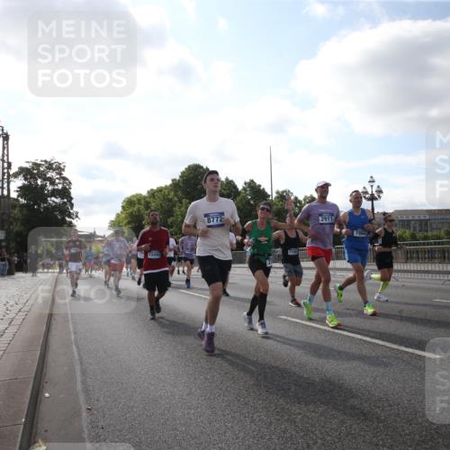 29.06.2025 - hella hamburg halbmarathon Jannik Wohlers http://msf.ph/oto/8146012 29.06.2025 09:58:45 Lombardsbrücke 1506, 1715, 1719, 1972, 2741, 2911, 3037, 3715, 4467, 4839, 5391, 5420, 5457, 5458, 5492, 6390, 6399, 7033, 7129, 7130, 7232, 7864, 8509, 8772, 8798, 9655, 9884, 10266, 10519, 11041, 11068, 11542, 11588, 11589, 11604, 11689, 12014, 12186, 12406, 12495, 12527, 12949, 13792, 13869, 15156, 15407, 15446, 15516, 15686, 15856, 15884, 16334, 16467, 17198, 17383, 17828, 18000, 18133, 18181, 18308, 18340, 18746, 18835, 19047 meine-sportfotos.de