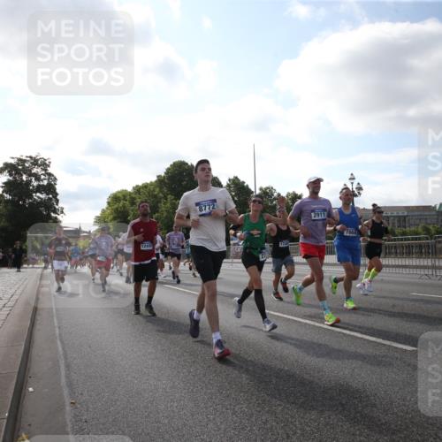 29.06.2025 - hella hamburg halbmarathon Jannik Wohlers http://msf.ph/oto/8146018 29.06.2025 09:58:45 Lombardsbrücke 1506, 1715, 1719, 1972, 2741, 2911, 3037, 3715, 4467, 4839, 5391, 5420, 5457, 5458, 5492, 6390, 6399, 7033, 7129, 7130, 7232, 7864, 8509, 8772, 8798, 9655, 9884, 10266, 10519, 11041, 11068, 11542, 11588, 11589, 11604, 11689, 12014, 12186, 12406, 12495, 12527, 12949, 13792, 13869, 15156, 15407, 15446, 15516, 15686, 15856, 15884, 16334, 16467, 17198, 17383, 17828, 18000, 18133, 18181, 18308, 18340, 18746, 18835, 19047 meine-sportfotos.de