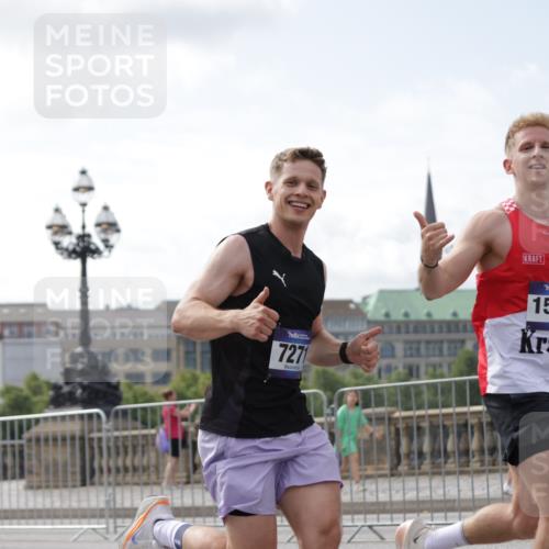 29.06.2025 - hella hamburg halbmarathon Jannik Wohlers http://msf.ph/oto/8146043 29.06.2025 10:10:43 Lombardsbrücke 1723, 1781, 2868, 4287, 5254, 5653, 7271, 7370, 8171, 8206, 8207, 8561, 10196, 11149, 12556, 12571, 12790, 12836, 14022, 14270, 15009, 15252, 15908, 17142, 17500, 19241 meine-sportfotos.de