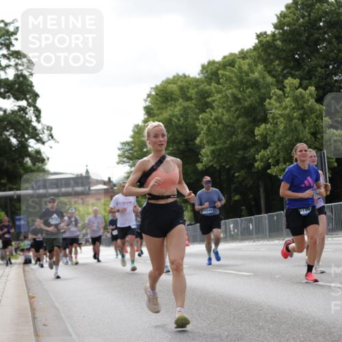 29.06.2025 - hella hamburg halbmarathon Jannik Wohlers http://msf.ph/oto/8146048 29.06.2025 10:10:45 Lombardsbrücke 1723, 2868, 3837, 4287, 5254, 5653, 7271, 7370, 8171, 8206, 8207, 8561, 9119, 10196, 11149, 12556, 12571, 12790, 12836, 13603, 14022, 14149, 15009, 15252, 15908, 16383, 17142, 17500, 19241 meine-sportfotos.de