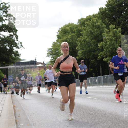 29.06.2025 - hella hamburg halbmarathon Jannik Wohlers http://msf.ph/oto/8146055 29.06.2025 10:10:45 Lombardsbrücke 1723, 2868, 3837, 4287, 5254, 5653, 7271, 7370, 8171, 8206, 8207, 8561, 9119, 10196, 11149, 12556, 12571, 12790, 12836, 13603, 14022, 14149, 15009, 15252, 15908, 16383, 17142, 17500, 19241 meine-sportfotos.de