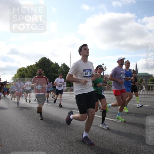 29.06.2025 - hella hamburg halbmarathon Jannik Wohlers http://msf.ph/oto/8146059 29.06.2025 09:58:45 Lombardsbrücke 1506, 1715, 1719, 1972, 2741, 2911, 3037, 3715, 4467, 4839, 5391, 5420, 5457, 5458, 5492, 6390, 6399, 7033, 7129, 7130, 7232, 7864, 8509, 8772, 8798, 9655, 9884, 10266, 10519, 11041, 11068, 11542, 11588, 11589, 11604, 11689, 12014, 12186, 12406, 12495, 12527, 12949, 13792, 13869, 15156, 15407, 15446, 15516, 15686, 15856, 15884, 16334, 16467, 17198, 17383, 17828, 18000, 18133, 18181, 18308, 18340, 18746, 18835, 19047 meine-sportfotos.de