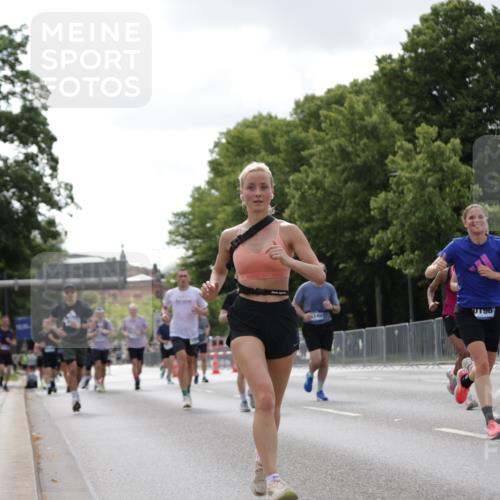 29.06.2025 - hella hamburg halbmarathon Jannik Wohlers http://msf.ph/oto/8146064 29.06.2025 10:10:45 Lombardsbrücke 1723, 2868, 3837, 4287, 5254, 5653, 7271, 7370, 8171, 8206, 8207, 8561, 9119, 10196, 11149, 12556, 12571, 12790, 12836, 13603, 14022, 14149, 15009, 15252, 15908, 16383, 17142, 17500, 19241 meine-sportfotos.de