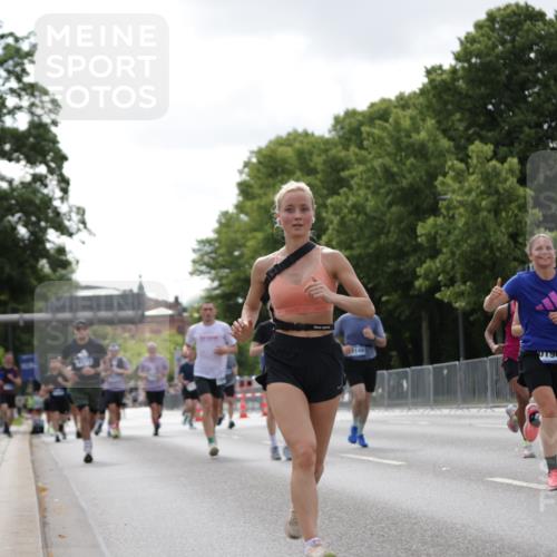 29.06.2025 - hella hamburg halbmarathon Jannik Wohlers http://msf.ph/oto/8146069 29.06.2025 10:10:45 Lombardsbrücke 1723, 2868, 3837, 4287, 5254, 5653, 7271, 7370, 8171, 8206, 8207, 8561, 9119, 10196, 11149, 12556, 12571, 12790, 12836, 13603, 14022, 14149, 15009, 15252, 15908, 16383, 17142, 17500, 19241 meine-sportfotos.de
