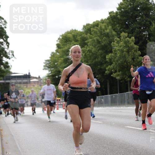29.06.2025 - hella hamburg halbmarathon Jannik Wohlers http://msf.ph/oto/8146077 29.06.2025 10:10:45 Lombardsbrücke 1723, 2868, 3837, 4287, 5254, 5653, 7271, 7370, 8171, 8206, 8207, 8561, 9119, 10196, 11149, 12556, 12571, 12790, 12836, 13603, 14022, 14149, 15009, 15252, 15908, 16383, 17142, 17500, 19241 meine-sportfotos.de