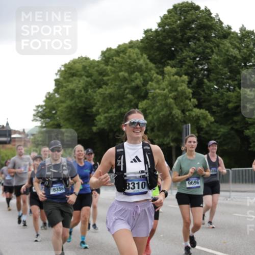 29.06.2025 - hella hamburg halbmarathon Jannik Wohlers http://msf.ph/oto/8146103 29.06.2025 10:47:29 Lombardsbrücke 1246, 1392, 1618, 1639, 1926, 2163, 2197, 2491, 2545, 2704, 2790, 3049, 4856, 5886, 7240, 7427, 7916, 8077, 8310, 8774, 9356, 9696, 9697, 10658, 10777, 10794, 11909, 11923, 12157, 12412, 12431, 12432, 12480, 12582, 13399, 14222, 14800, 15030, 15357, 15541, 15688, 15730, 16305, 16356, 17562, 17563, 19062 meine-sportfotos.de