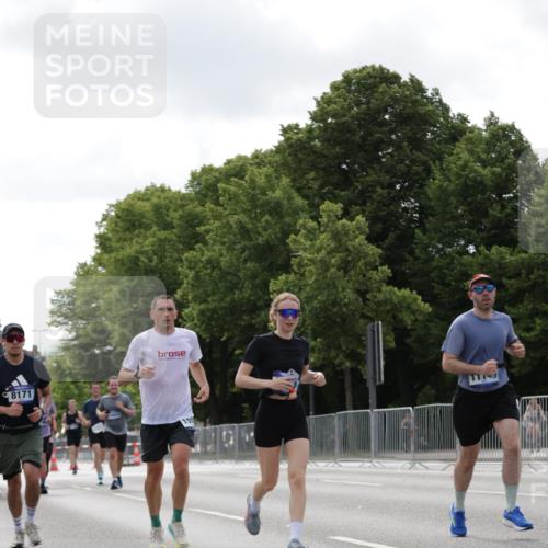 29.06.2025 - hella hamburg halbmarathon Jannik Wohlers http://msf.ph/oto/8146106 29.06.2025 10:10:48 Lombardsbrücke 1723, 2868, 3837, 4287, 5254, 5653, 7271, 8171, 8206, 8207, 8368, 8561, 9119, 10196, 11149, 12286, 12556, 12571, 12836, 13603, 14022, 14149, 15009, 15252, 15908, 16383, 17142, 17500, 17787, 19241 meine-sportfotos.de