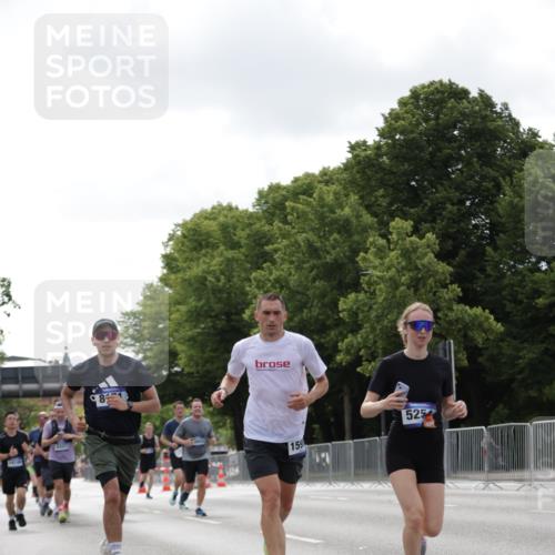 29.06.2025 - hella hamburg halbmarathon Jannik Wohlers http://msf.ph/oto/8146113 29.06.2025 10:10:48 Lombardsbrücke 1723, 2868, 3837, 4287, 5254, 5653, 7271, 8171, 8206, 8207, 8368, 8561, 9119, 10196, 11149, 12286, 12556, 12571, 12836, 13603, 14022, 14149, 15009, 15252, 15908, 16383, 17142, 17500, 17787, 19241 meine-sportfotos.de