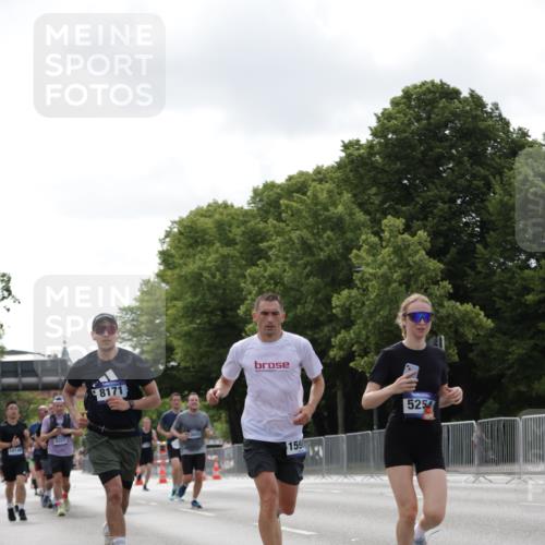 29.06.2025 - hella hamburg halbmarathon Jannik Wohlers http://msf.ph/oto/8146118 29.06.2025 10:10:48 Lombardsbrücke 1723, 2868, 3837, 4287, 5254, 5653, 7271, 8171, 8206, 8207, 8368, 8561, 9119, 10196, 11149, 12286, 12556, 12571, 12836, 13603, 14022, 14149, 15009, 15252, 15908, 16383, 17142, 17500, 17787, 19241 meine-sportfotos.de