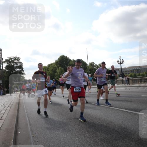 29.06.2025 - hella hamburg halbmarathon Jannik Wohlers http://msf.ph/oto/8146125 29.06.2025 09:58:47 Lombardsbrücke 1506, 1715, 1719, 1972, 2741, 2911, 3037, 3112, 3715, 4467, 4839, 5391, 5420, 5457, 5458, 5492, 5866, 6390, 6399, 7033, 7129, 7130, 7232, 7395, 7864, 8509, 8772, 8798, 9884, 10266, 10519, 11041, 11068, 11542, 11588, 11589, 11604, 11625, 11689, 12014, 12186, 12406, 12495, 12527, 12949, 13792, 13869, 15156, 15407, 15446, 15686, 15856, 15884, 16334, 16467, 16868, 17198, 17383, 18133, 18181, 18746, 18835, 19047 meine-sportfotos.de