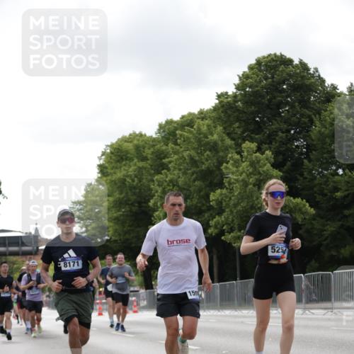 29.06.2025 - hella hamburg halbmarathon Jannik Wohlers http://msf.ph/oto/8146126 29.06.2025 10:10:48 Lombardsbrücke 1723, 2868, 3837, 4287, 5254, 5653, 7271, 8171, 8206, 8207, 8368, 8561, 9119, 10196, 11149, 12286, 12556, 12571, 12836, 13603, 14022, 14149, 15009, 15252, 15908, 16383, 17142, 17500, 17787, 19241 meine-sportfotos.de