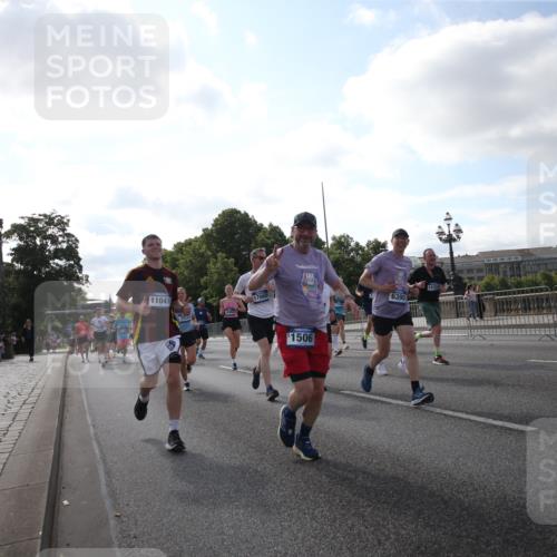 29.06.2025 - hella hamburg halbmarathon Jannik Wohlers http://msf.ph/oto/8146130 29.06.2025 09:58:47 Lombardsbrücke 1506, 1715, 1719, 1972, 2741, 2911, 3037, 3112, 3715, 4467, 4839, 5391, 5420, 5457, 5458, 5492, 5866, 6390, 6399, 7033, 7129, 7130, 7232, 7395, 7864, 8509, 8772, 8798, 9884, 10266, 10519, 11041, 11068, 11542, 11588, 11589, 11604, 11625, 11689, 12014, 12186, 12406, 12495, 12527, 12949, 13792, 13869, 15156, 15407, 15446, 15686, 15856, 15884, 16334, 16467, 16868, 17198, 17383, 18133, 18181, 18746, 18835, 19047 meine-sportfotos.de