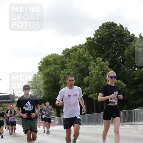 29.06.2025 - hella hamburg halbmarathon Jannik Wohlers http://msf.ph/oto/8146132 29.06.2025 10:10:48 Lombardsbrücke 1723, 2868, 3837, 4287, 5254, 5653, 7271, 8171, 8206, 8207, 8368, 8561, 9119, 10196, 11149, 12286, 12556, 12571, 12836, 13603, 14022, 14149, 15009, 15252, 15908, 16383, 17142, 17500, 17787, 19241 meine-sportfotos.de